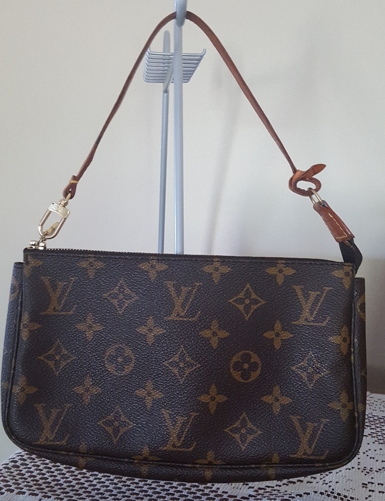 Louis Vuitton signature monogram pochette